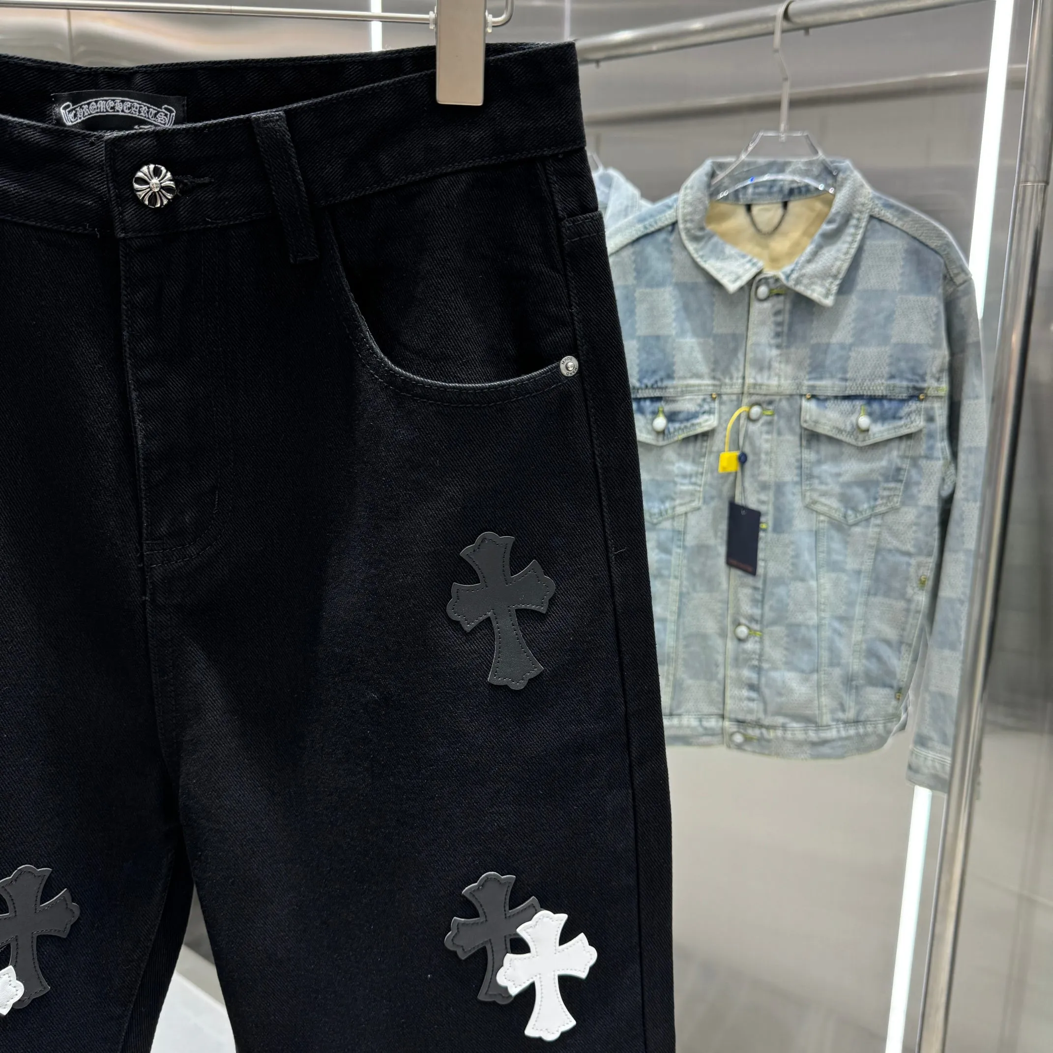 🅿️270 Crow Heart Cross Logo + Printed Logo Jeans 2025 latest product, original goods, washed casual jeans, imported original washed stretch fabric, comfortable and elastic, original hardware accessories decorated with logo, super correct version, extremely high grade, counter quality, fashionable and stylish upper body. The printing uses imported foam printing, customized buttons, YKK zippers. The complete set of accessories is customized by molding. Color: Black Size: S-XXL 28 30 32 34 36 code